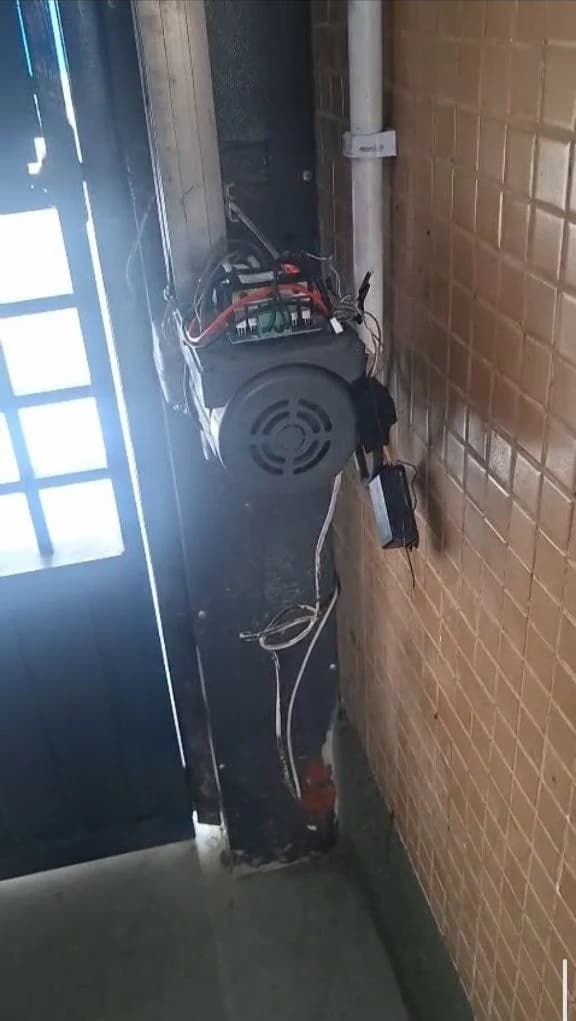Central de comando e fiação organizada e identificada pela Delorian